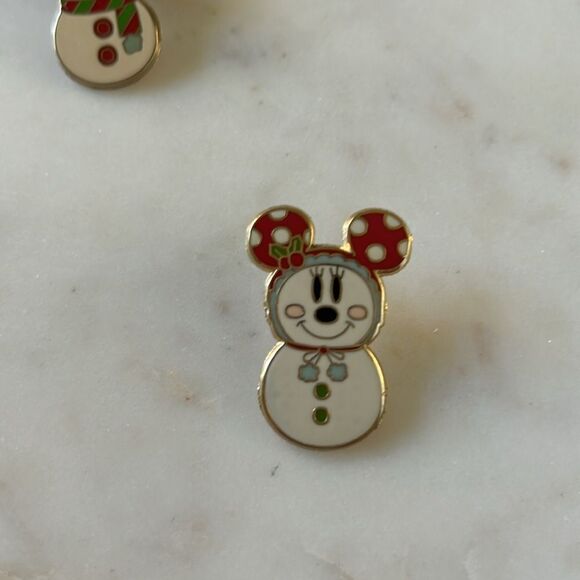 Disney Mickey and Minnie snowman woman tack pins - Picture 2 of 4